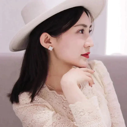 [Dawnora Jewelry]CLOVER MEDIUM 1 MOTIFS  WHITE MOP STUD EARRINGS