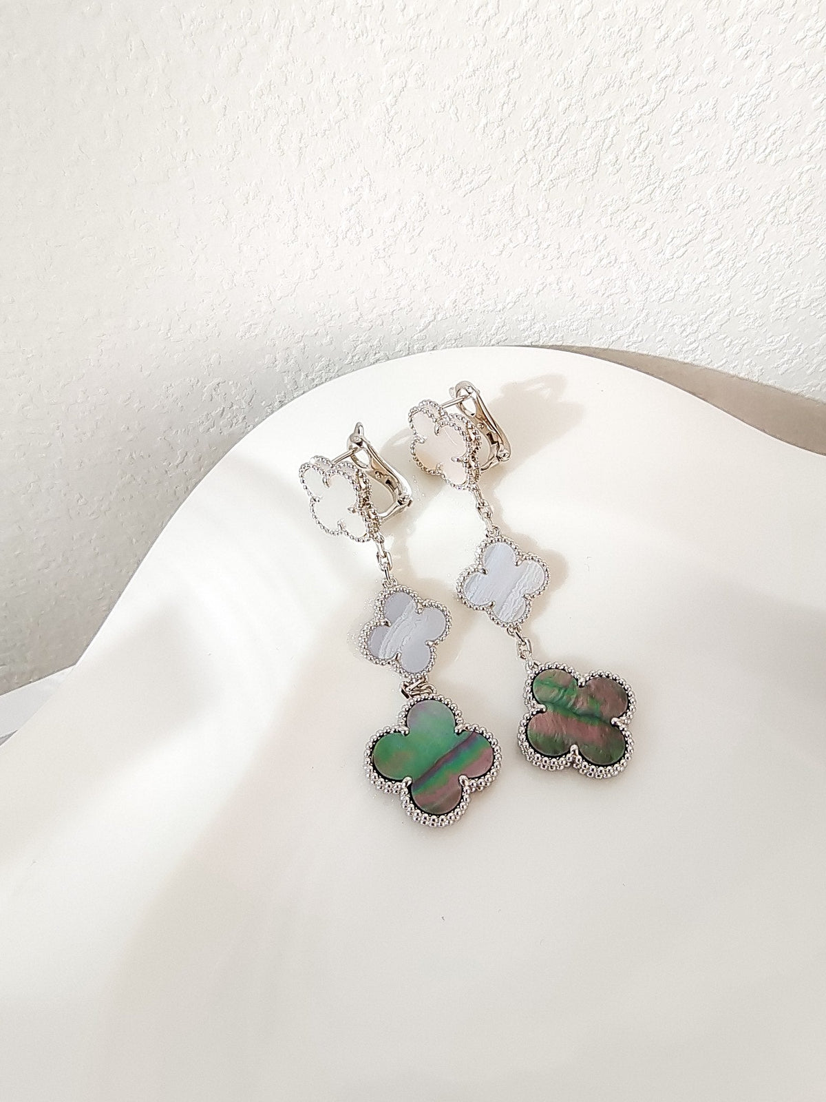 [Dawnora Jewelry]CLOVER 3 MOTIFS CHALCEDONY DARK MOP SILVER EARRINGS