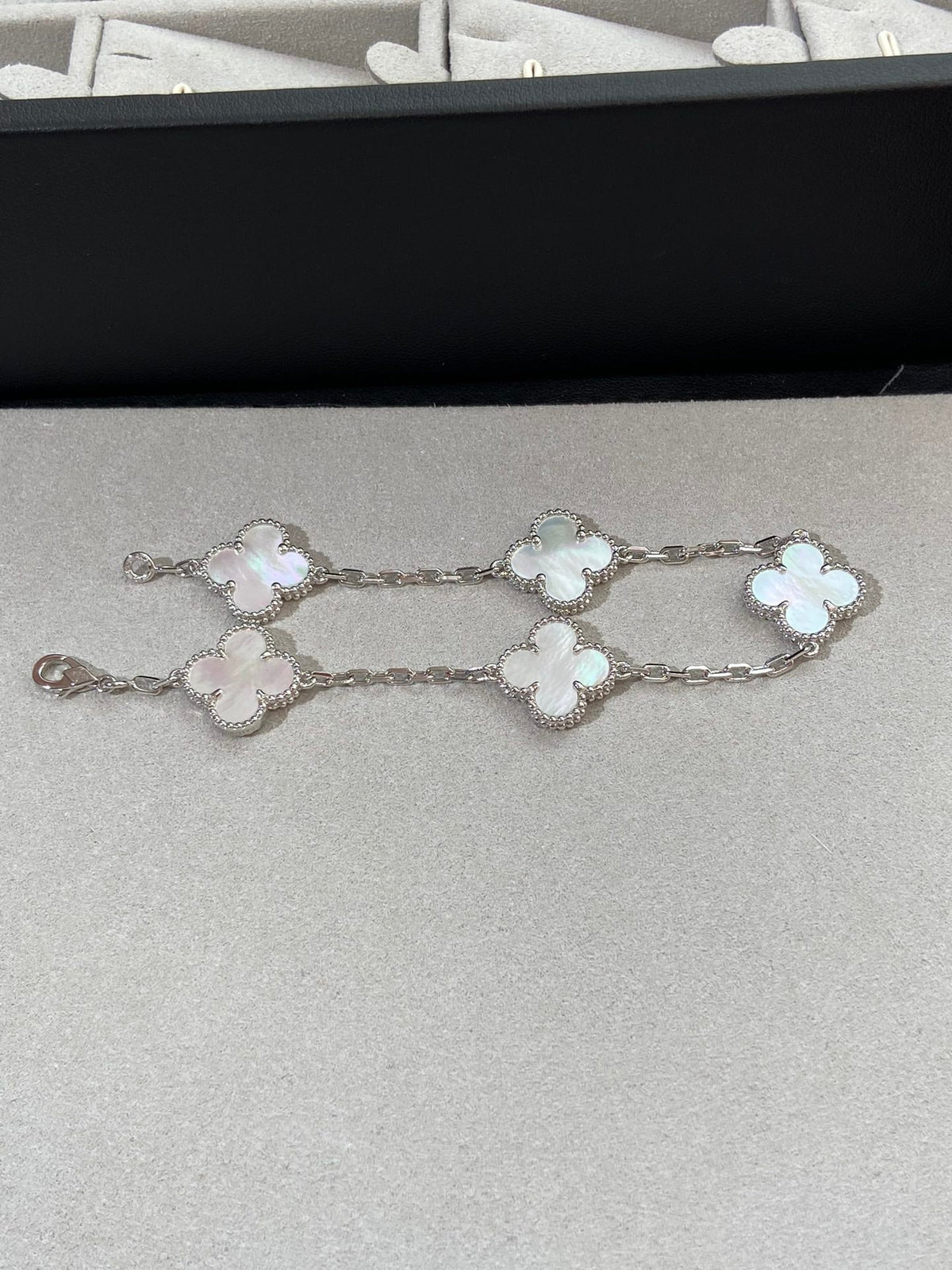 [Dawnora Jewelry]CLOVER WHITE PEARL MOP 5 MOTIF BRACELET COLLECTION