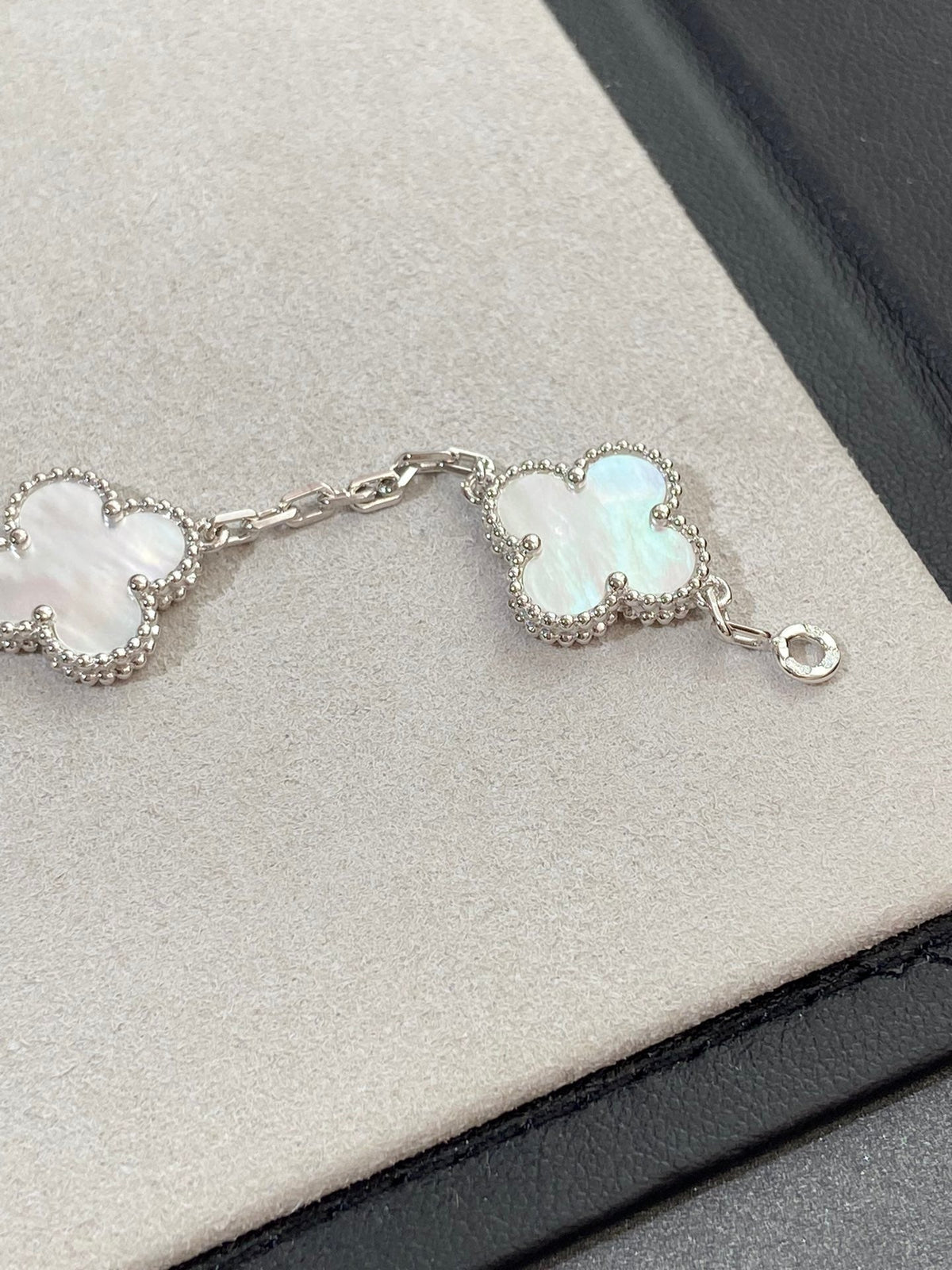 [Dawnora Jewelry]CLOVER WHITE PEARL MOP 5 MOTIF BRACELET COLLECTION