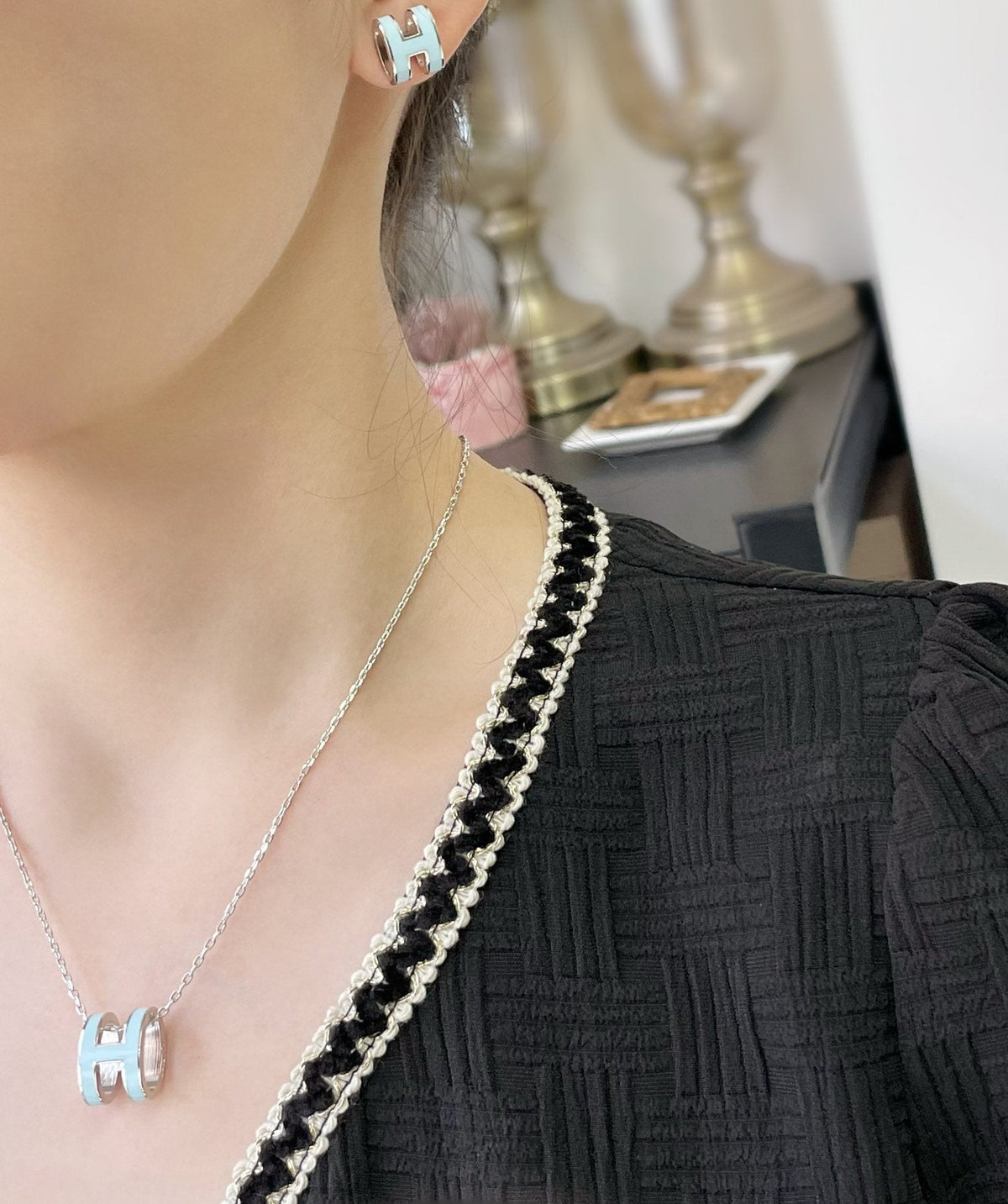 [Dawnora Jewelry]POP H SKY BLUE STUD EARRINGS