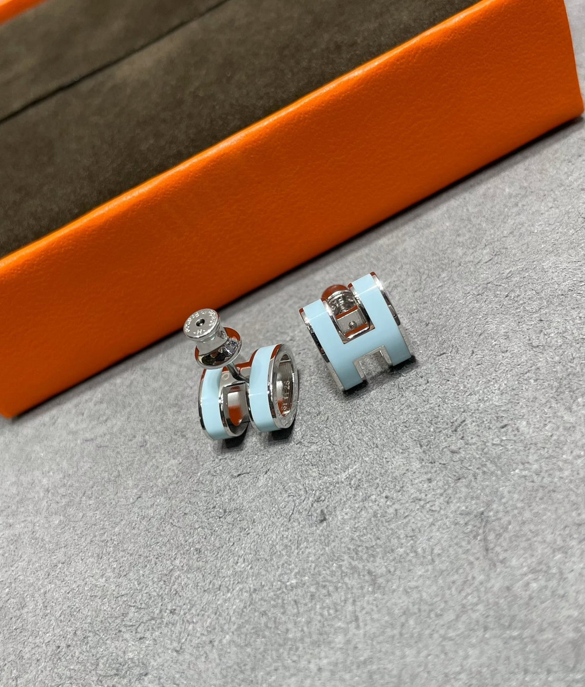[Dawnora Jewelry]POP H SKY BLUE STUD EARRINGS