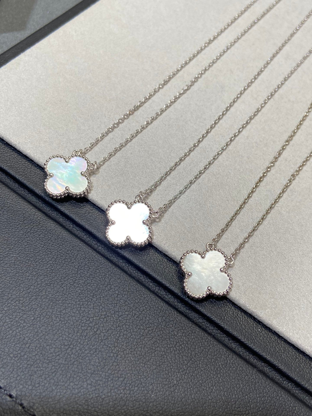 [Dawnora Jewelry]CLOVER MEDIUM SILVER WHITE MOP NECKLACE