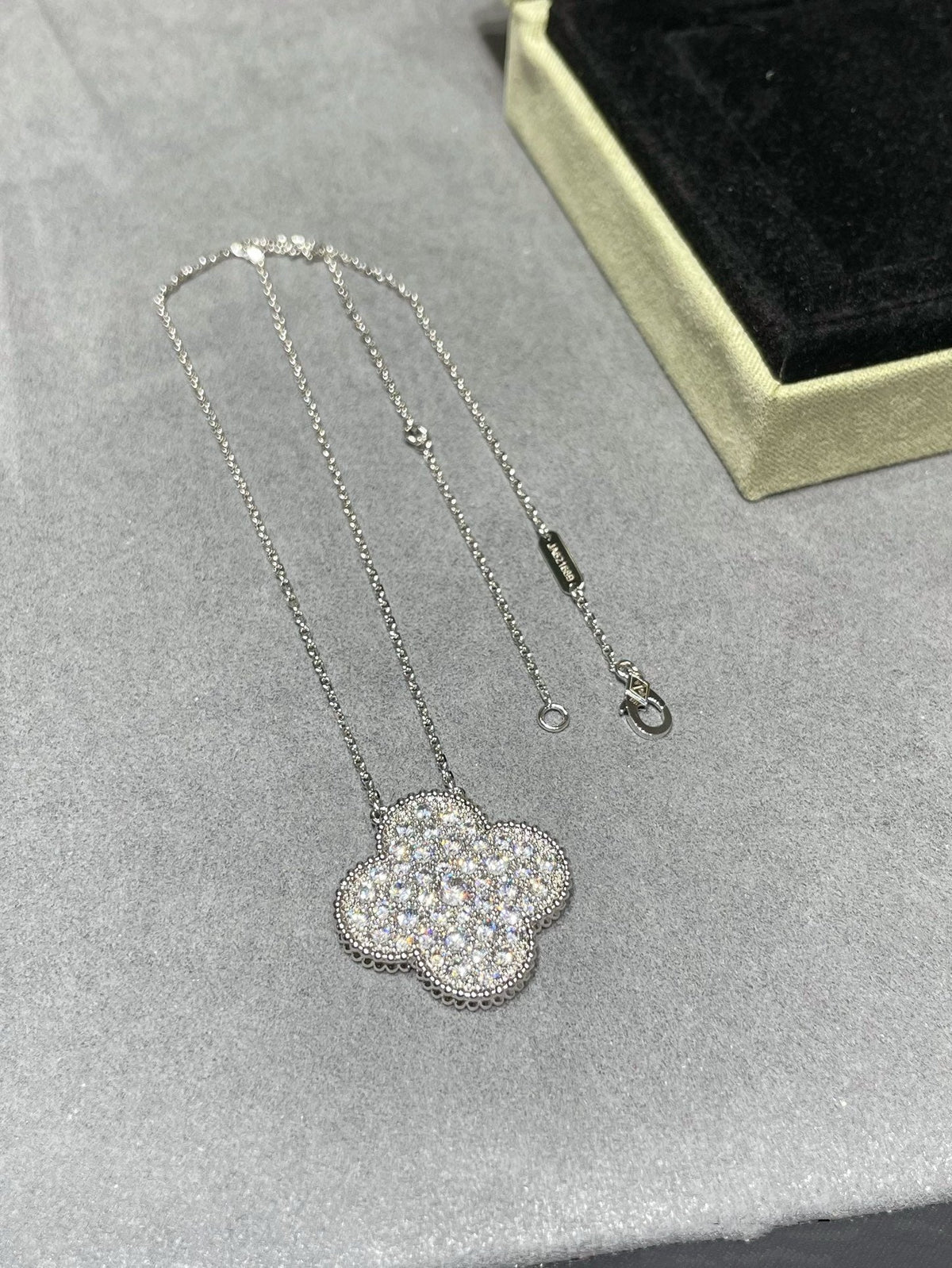 [Dawnora Jewelry]CLOVER 25MM LARGE PENDANT DIAMOND PAVED SILVER NECKLACE