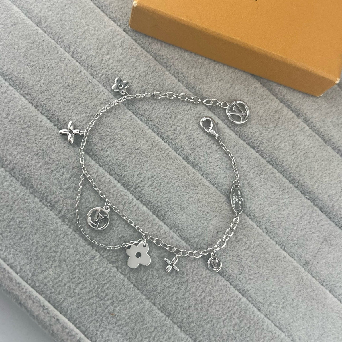 [Dawnora Jewelry]SMOOTH MULTI FLOWER BRACELET