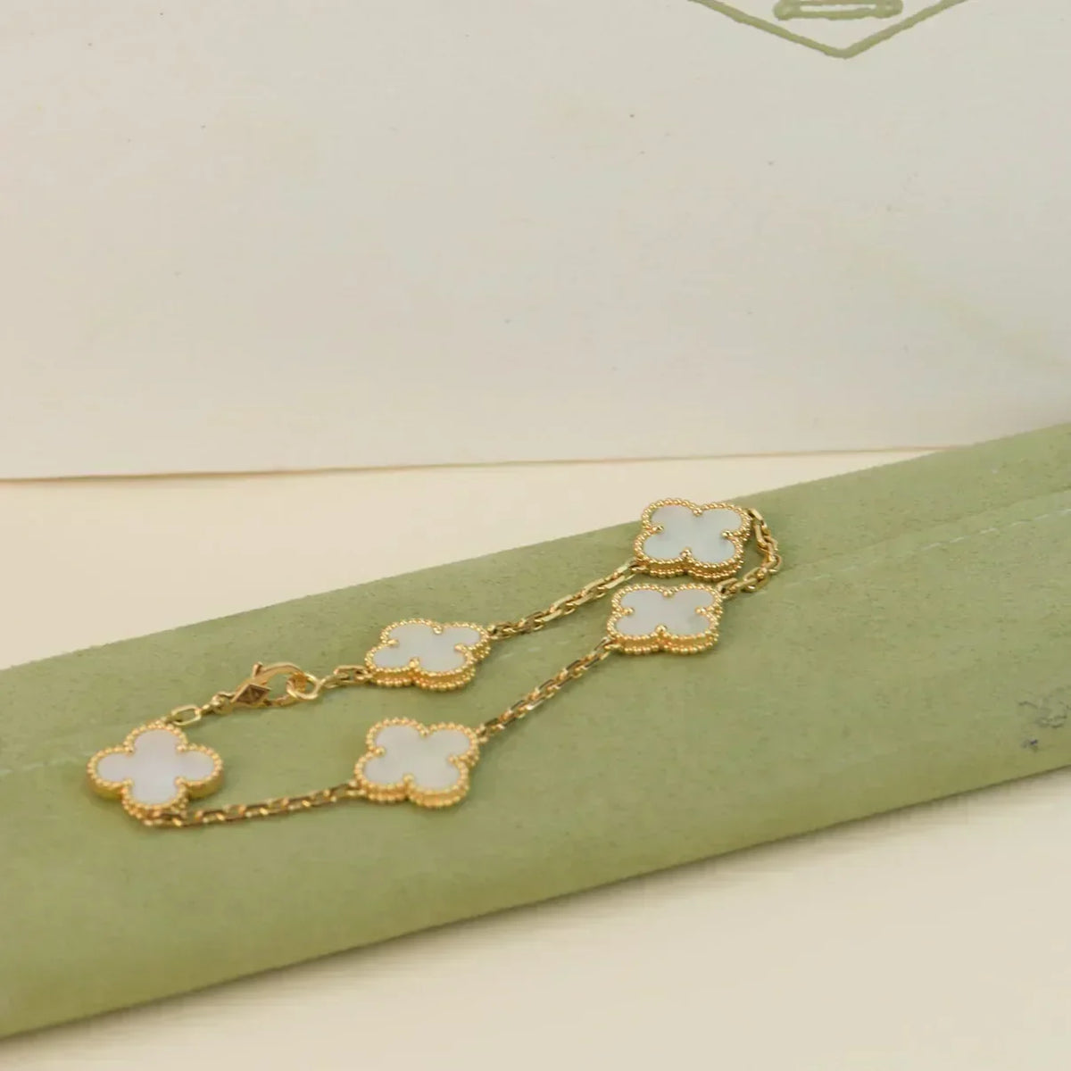 [Dawnora Jewelry]CLOVER WHITE PEARL MOP 5 MOTIF BRACELET COLLECTION