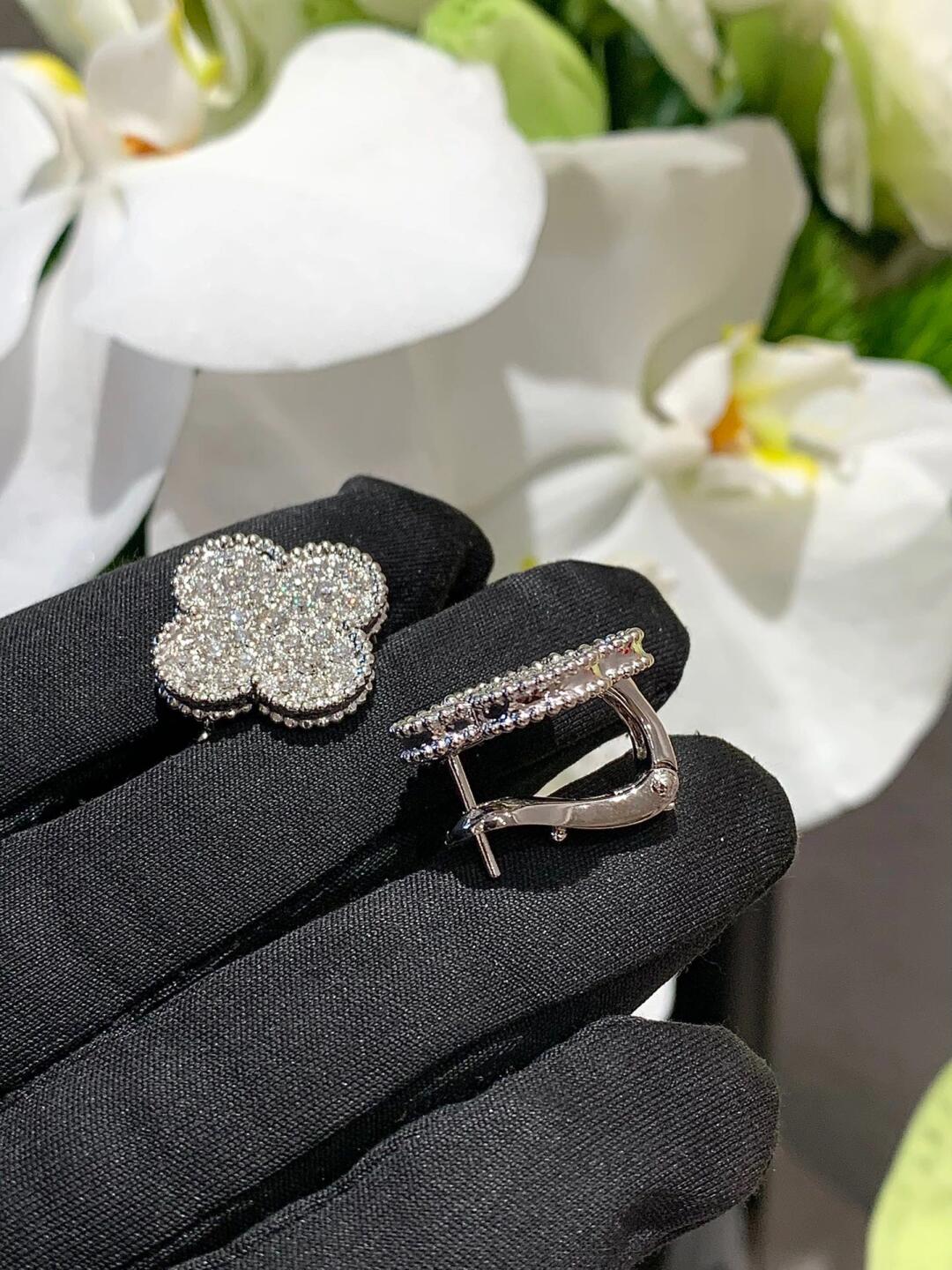 [Dawnora Jewelry]CLOVER 20MM MOTIFS DIAMOND STUD EARRINGS SILVER