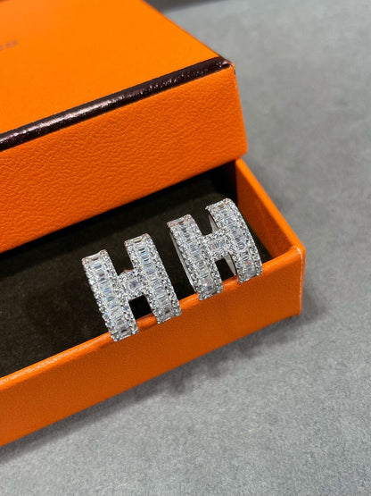 [Dawnora Jewelry]H STUD EARRINGS WITH SILVER DIAMONDS