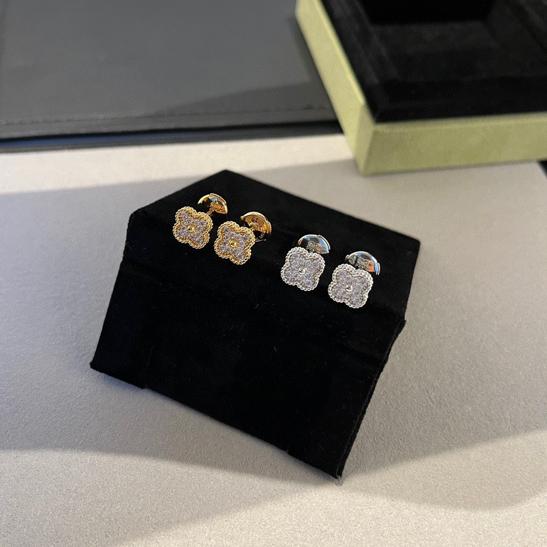 [Dawnora Jewelry]CLOVER MINI DIAMOND STUD EARRINGS